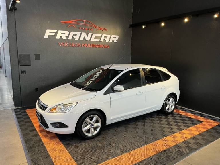 FORD - FOCUS - 2013/2013 - Branca - R$ 47.900,00