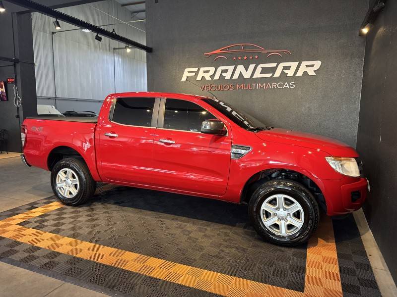 FORD - RANGER - 2012/2013 - Vermelha - R$ 107.900,00