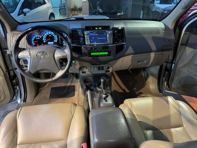 TOYOTA - HILUX SW4 - 2011/2012 - Prata - R$ 134.900,00