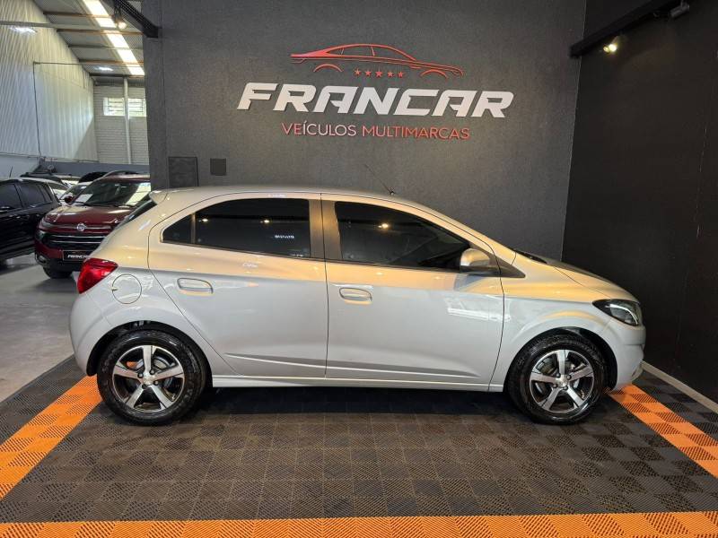 CHEVROLET - ONIX - 2017/2018 - Prata - R$ 70.900,00