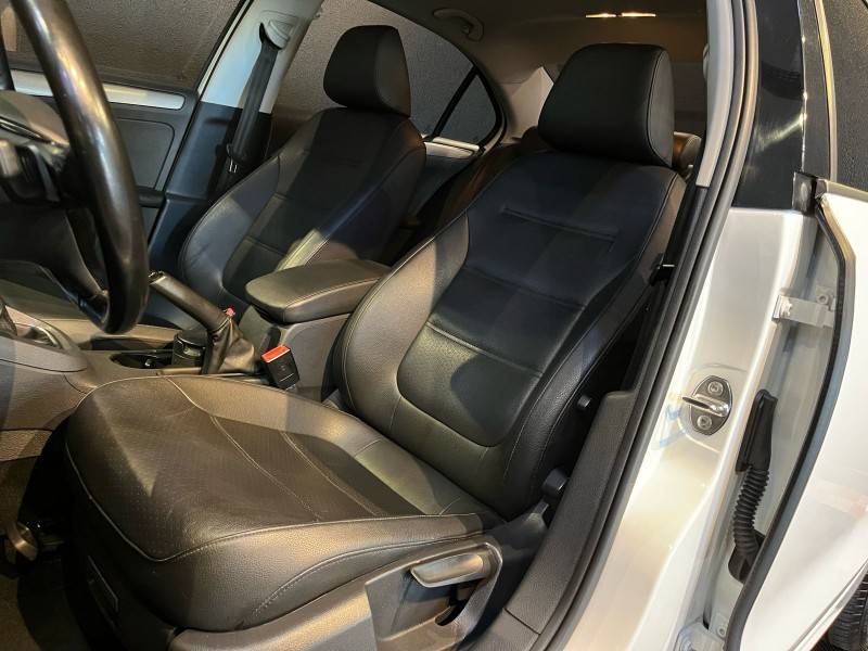 VOLKSWAGEN - JETTA - 2016/2016 - Branca - R$ 85.900,00