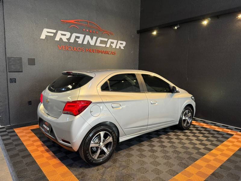 CHEVROLET - ONIX - 2017/2018 - Prata - R$ 70.900,00