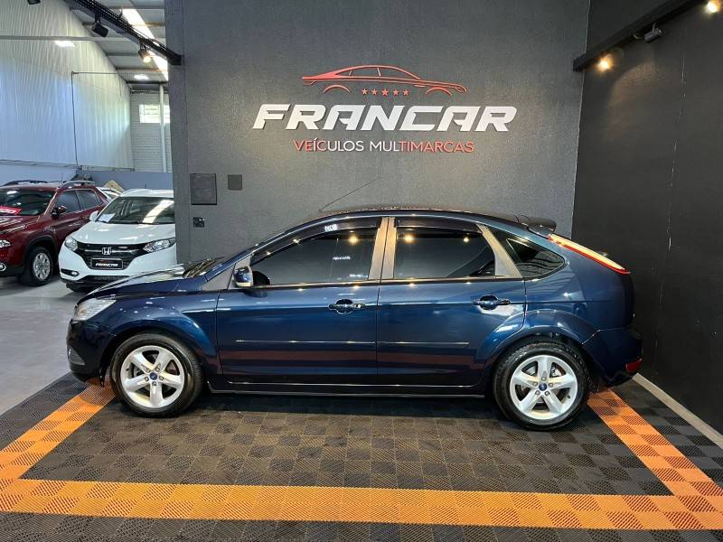 FORD - FOCUS - 2012/2013 - Azul - R$ 41.900,00
