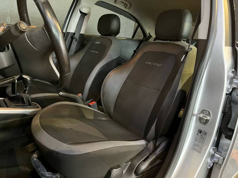 CHEVROLET - ONIX - 2018/2019 - Prata - R$ 72.900,00