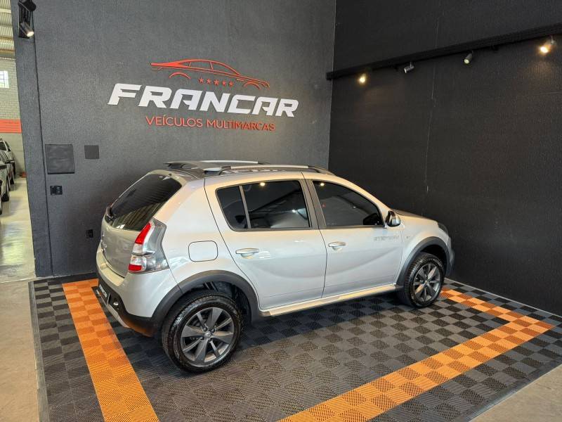 RENAULT - SANDERO - 2012/2012 - Prata - R$ 41.900,00