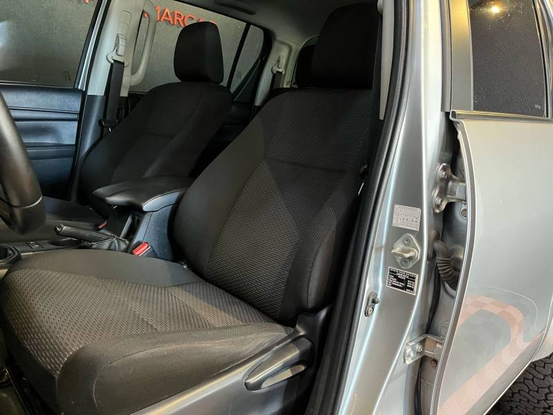 TOYOTA - HILUX - 2016/2017 - Prata - R$ 151.900,00