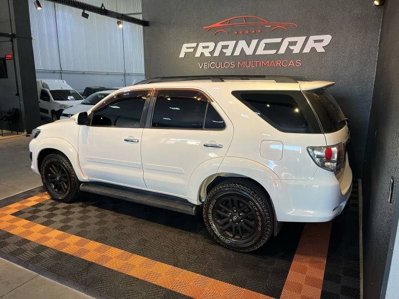 TOYOTA - HILUX SW4 - 2014/2014 - Branca - R$ 145.900,00