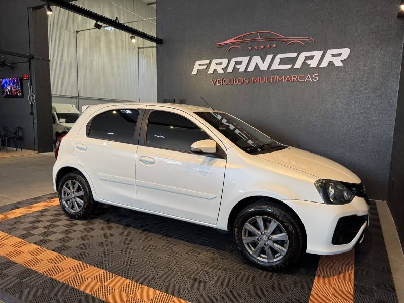 TOYOTA - ETIOS - 2018/2019 - Branca - R$ 68.900,00