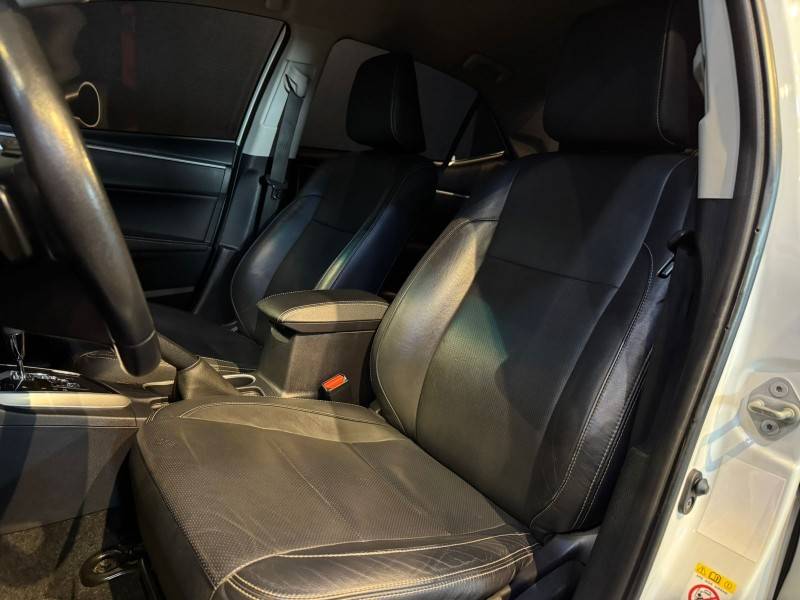 TOYOTA - COROLLA - 2018/2019 - Branca - R$ 108.900,00