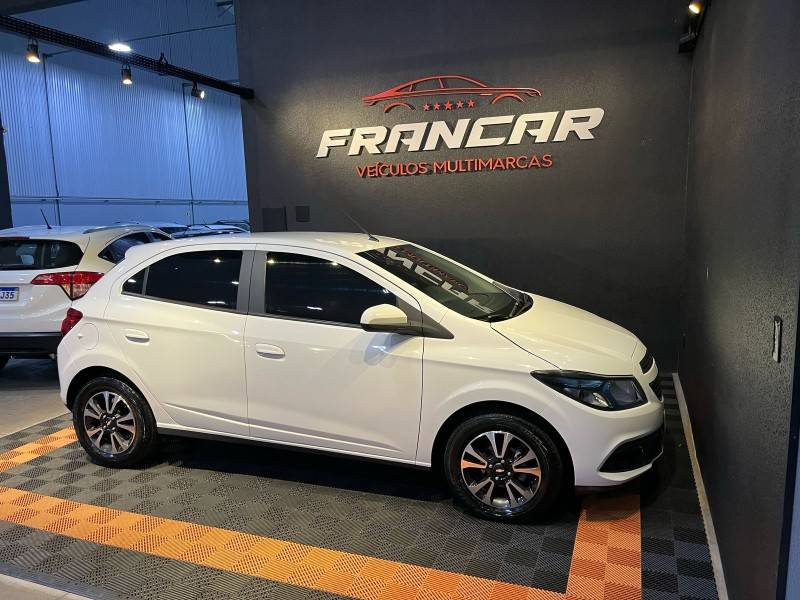 CHEVROLET - ONIX - 2015/2015 - Branca - R$ 57.900,00