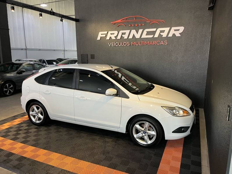 FORD - FOCUS - 2013/2013 - Branca - R$ 47.900,00