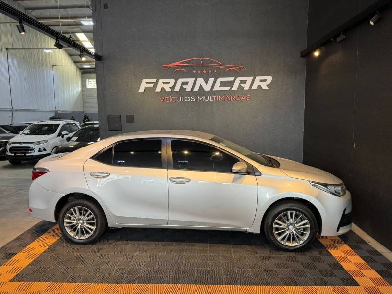 TOYOTA - COROLLA - 2017/2018 - Prata - R$ 89.900,00