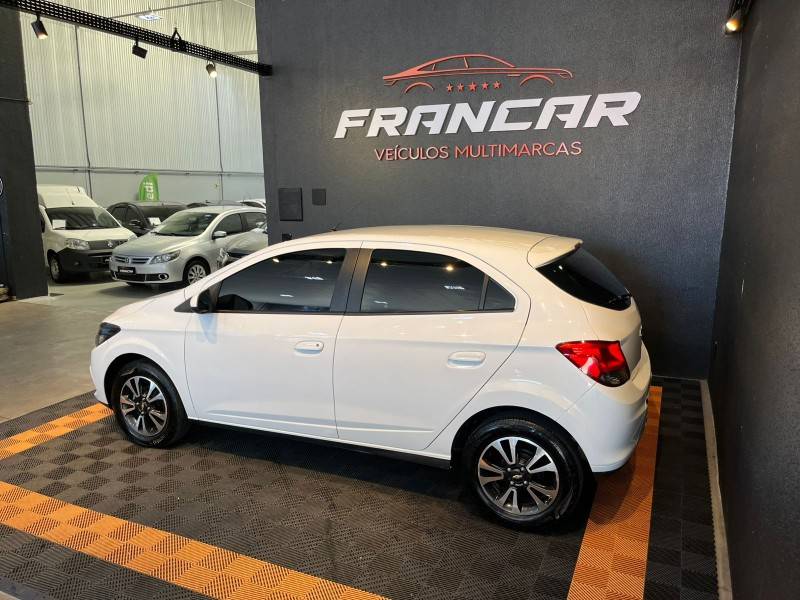 CHEVROLET - ONIX - 2013/2014 - Branca - R$ 54.900,00