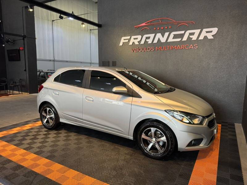 CHEVROLET - ONIX - 2017/2018 - Prata - R$ 69.900,00