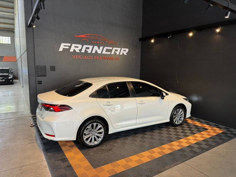 TOYOTA - COROLLA - 2019/2020 - Branca - R$ 125.900,00