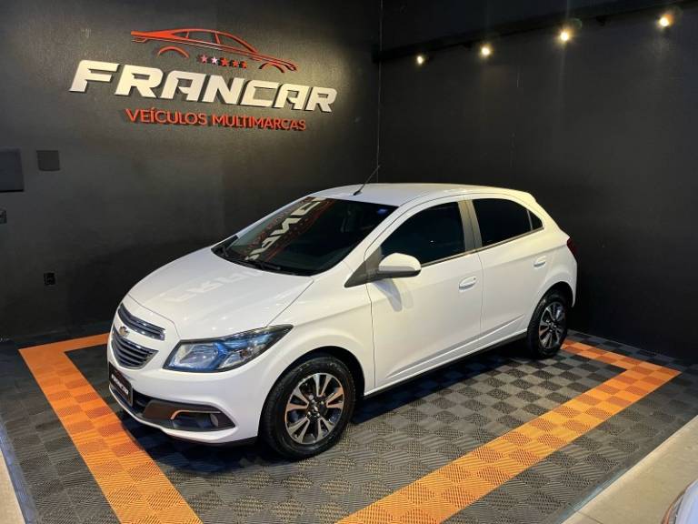 CHEVROLET - ONIX - 2015/2015 - Branca - R$ 57.900,00