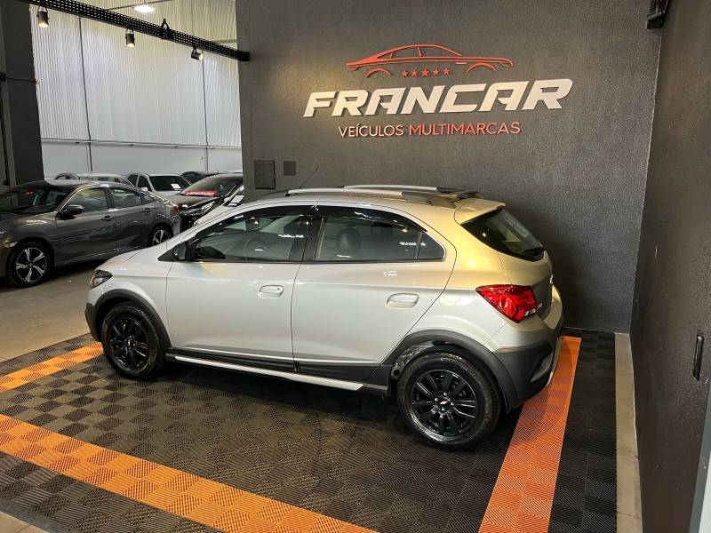 CHEVROLET - ONIX - 2018/2019 - Prata - R$ 72.900,00