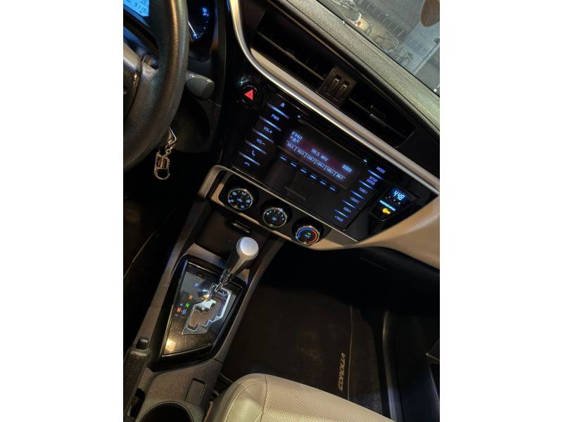 TOYOTA - COROLLA - 2017/2018 - Prata - R$ 89.900,00