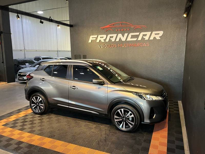 NISSAN - KICKS - 2022/2023 - Cinza - R$ 113.900,00