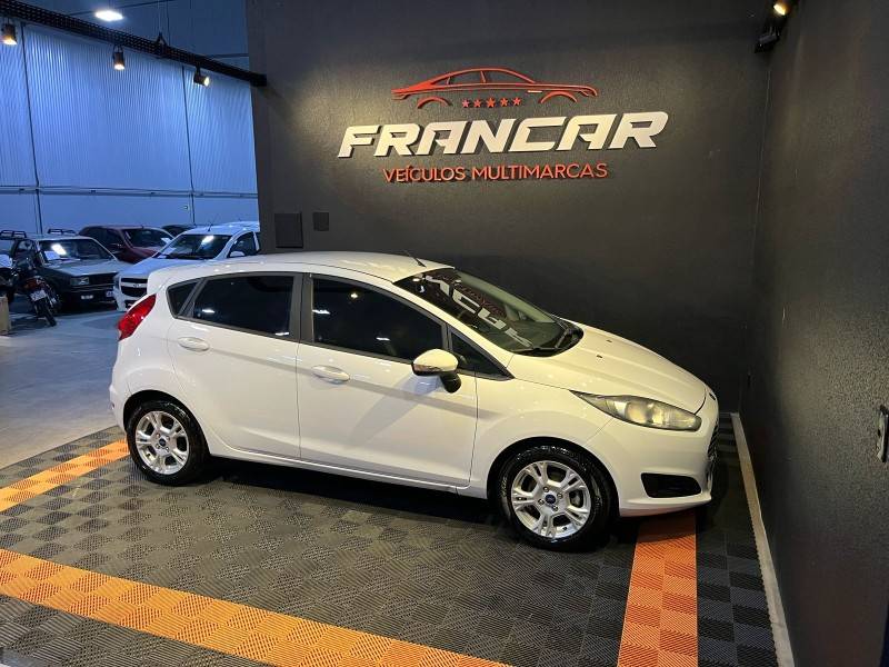 FORD - FIESTA - 2017/2017 - Branca - R$ 58.900,00