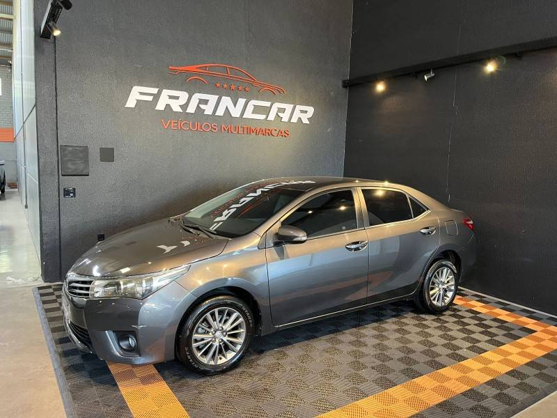 TOYOTA - COROLLA - 2016/2017 - Cinza - R$ 93.900,00