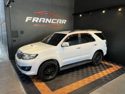 TOYOTA - HILUX SW4 - 2014/2014 - Branca - R$ 145.900,00