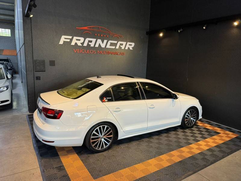 VOLKSWAGEN - JETTA - 2016/2016 - Branca - R$ 84.900,00
